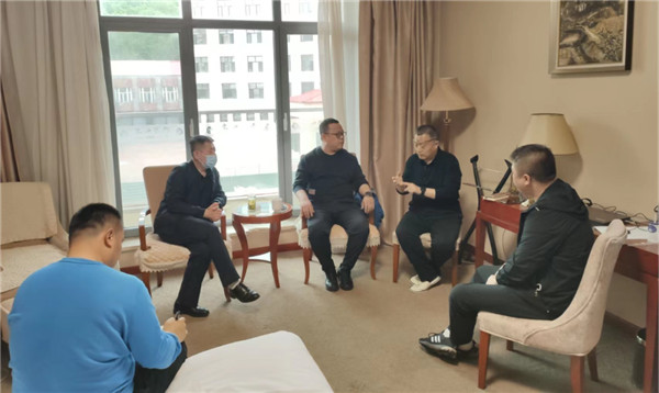 山東科技大學(xué)實(shí)用礦山壓力研究中心主任石永奎教授、郝建博士應(yīng)邀赴龍煤雙鴨山礦業(yè)集團(tuán)進(jìn)行技術(shù)交流